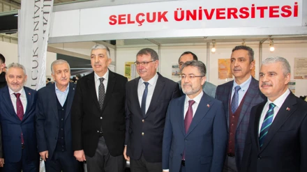 Bakan Yumaklı’dan Selçuk Üniversitesi standına ziyaret